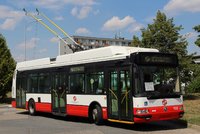 Do ulic Prahy vyjíždí nový trolejbus. První vlastní po 60 letech, bude školit řidiče