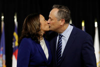 Láska na první pohled: Příběh viceprezidentky USA Harrisové a jejího manžela