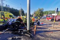 Boj o život na Evropské! Ženu po havárii auta resuscitují, zaklíněného muže vyprošťují hasiči