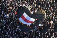 Obří srdce pro běloruské demonstranty: Na Staroměstském náměstí je podpořila tisícovka lidí