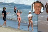 Rambo Sylvester Stallone na pláži vyvenčil své kočky: Dcery se mu hodně povedly!