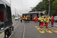 Drsné video: Takhle tramvaj na Smíchově vykolejila a zatarasila silnici! Autobus ji vytlačil