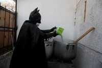 Batman nasadil roušku a vyrazil do boje s koronavirem. Záhadný muž pomáhá bezdomovcům