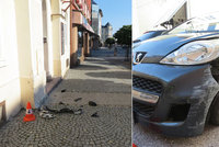 Šílenec ve Vrchlabí: Naboural auto, značku i dům a pak ujel po chodníku pryč