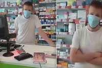 Pražský lékárník odmítl dát léky ženě bez roušky. Vše si natočila, zastání nenašla