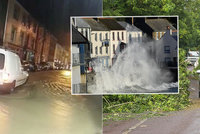 „Meteorologická bomba“ udeřila v Británii a Irsku. Bouře Ellen kazí lidem dovolenou