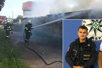 Policisté Jakub a Pepa zachránili tři děti z hořícího domu: Hrdinové zasahovali ve svém volnu