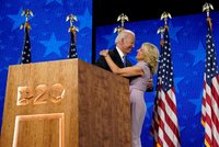 Biden přijal nominaci do voleb prezidenta USA: Polibek manželky a Trumpova „noční můra“