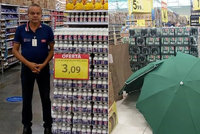 Manažer supermarketu dostal při práci infarkt: Zákazníci mohli nakupovat dál, mrtvola nemrtvola