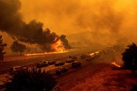 Ohnivé inferno pustoší Kalifornii: V plamenech zemřelo 6 lidí, desítky tisíc utíkají z domovů