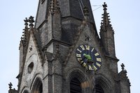 Šest obřích ciferníků se vrací na věž sv. Ludmily. Za 450 tisíc dostaly novou fazónu