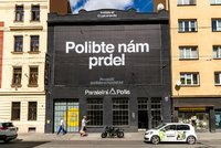 „Polibte nám pr*el,“ vzkazují kryptoanarchisté radnici Prahy 7 na obřím banneru. Zakázala jim reklamu