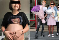 Dětskou maminku Dášu (14) propustili z porodnice. Otčím Ivánek (10) ji přivítal s kyticí