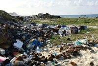 Dovolenkový ráj, nebo smetiště? Šokující fotky ukazují hory odpadků na pláži v Maledivách