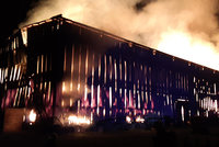 Výboj při bouřce zažehl stodolu u Prahy. S obřím požárem bojovalo 22 jednotek hasičů