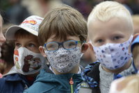 Koronavirus ONLINE: Školáci v Praze nasadí roušky, povinné budou i v obchodech, bary na noc zavřou