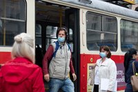 Protikoronavirová opatření v pražských autobusech a tramvajích: Cestující nesmí používat přední dveře