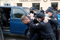 Lukašenkova policie zatýká studenty a novináře. Bělorusové pokračují v obřích protestech