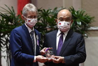 Vystrčil pózoval s tchajwanským premiérem. Po jednání zamíří do slavného muzea