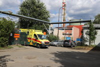 Krutá smrt v Praze 10. Muž spadl do lisu na papír, uvnitř stroje zemřel