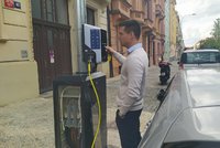 Mýtné a výhodnější parkovné pro elektromobily: Praha schválila dokument, který má pomoci zlepšit ovzduší