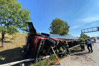 Nehoda na Pražském okruhu: Kamion prorazil svodidla a převrátil se do příkopu
