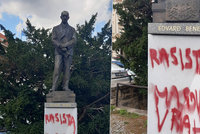 „Rasista, masový vrah.“ Někdo počmáral sochu Edvarda Beneše, případ řeší policie