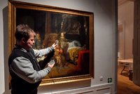 Přípravy vrcholí! Národní galerie po peripetiích otevře výstavu Rembrandtových děl, chystala ji pět let
