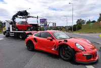 Bouračka luxusního »žihadla« ve Stodůlkách: Porsche po srážce s jiným vozem skončilo s rozervaným bokem