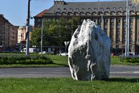 Sté výročí Prahy 6: Městská část k jubileu vystavuje na Vítězném náměstí sochu Meteorit