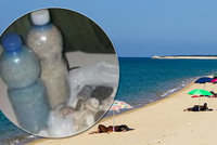Turista si přibalil z pláže dvě kila písku. Na letišti ho lapli a „vysolil“ 26 tisíc