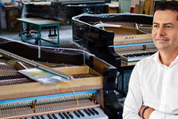 Miliardář Komárek koupil klavíry Petrof, které odmítli Číňané. Daruje je českým školám