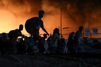 Přeplněný uprchlický tábor v plamenech: Migranti utíkají se sbalenými kufry