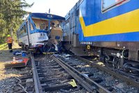 Srážka vlaků v Kdyni: 20 zraněných! Zaklíněného cestujícího vytahovali hasiči
