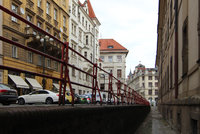 Velké změny v centru Prahy: Platnéřská bude jednosměrná, kvůli špatnému stavu zdi se uzavře i chodník