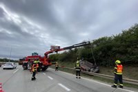 Děsivá nehoda na Pražském okruhu: Auto přelétlo svodidla a otočilo se na střechu
