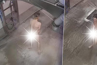 Bizarní video z automyčky: Mladý naháč ji použil místo sprchy, nechal se i navoskovat?