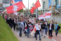 Stotisícový protest v Minsku: Proti Lukašenkovi bouří davy, policie opět zatýkala