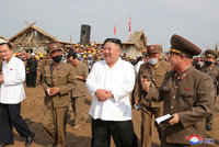 Kim Čong-un jen těsně unikl atentátu. Diktátora chtěli zabít „zrádní vojáci“, tvrdí generál