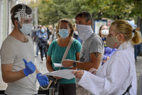 Česko se blíží nekontrolovatelnému šíření viru, varují experti. Reprodukční číslo narůstá