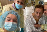 Navalnyj sdílel první fotku po otravě: Stýská se mi po vás. V nemocnici je obklopen rodinou