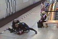 VIDEO: Muž v metru neměl roušku. Strážníky neposlechl, povalili ho na zem a spoutali