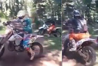 Bezohlední motorkáři ničili přírodu v národním parku: Strážci žádají o pomoc!