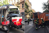 Popeláři se na Vinohradech srazili s tramvají. Kvůli nehodě byl přerušený provoz