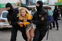 „Hanba!“ Ženy vyrazily demonstrovat proti Lukašenkovi, policie jich stovky zadržela