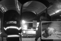 Opilec skončil na Hradecku zaklíněný v zastávce: Vyprostit ho museli hasiči