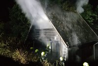 Dvoupatrová chata shořela na prach! Hasiči v noci bojovali s plameny u Hostivařské přehrady