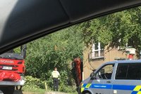 Řidička v Ústí „zapíchla“ auto rovnou u domu: Vyprostit ji museli hasiči