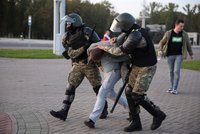Střelné rány, zlomeniny a stopy mučení. V Česku se léčí 43 Bělorusů, proti kterým zasáhl Lukašenko