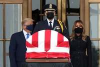 Trump s Melanií v rouškách uctili zesnulou soudkyni. Dav na ně bučel